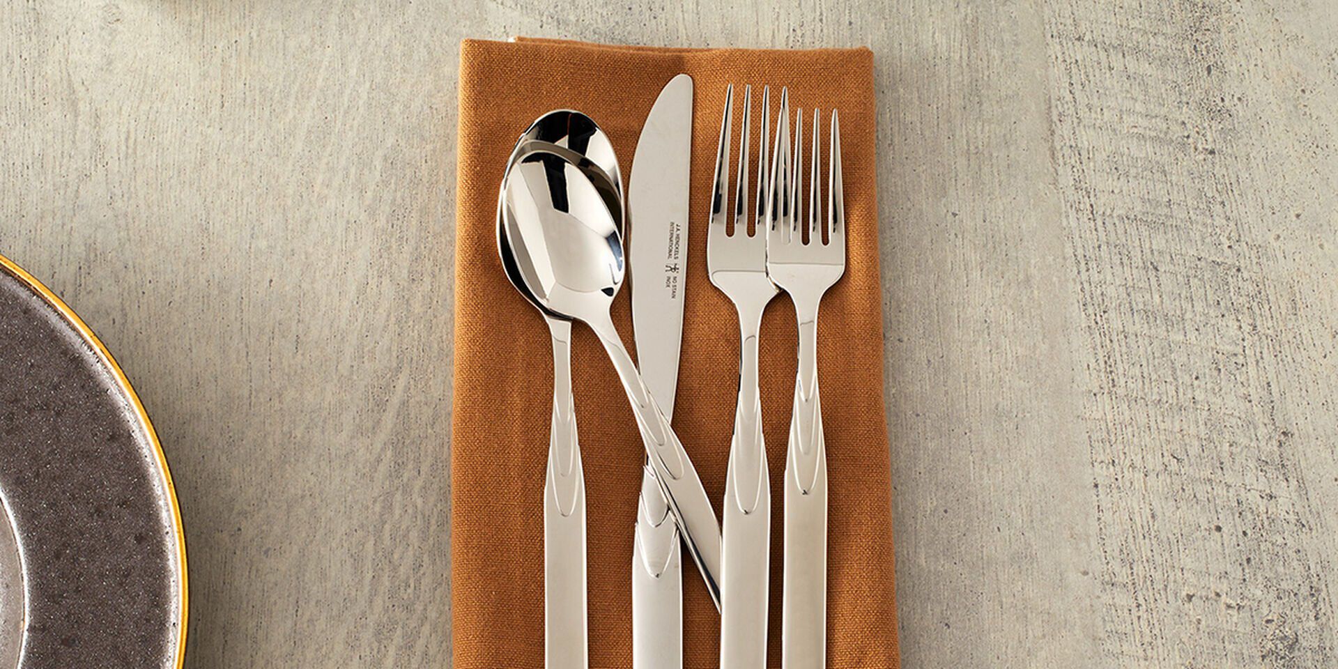TIMELESS TEARDROP DESIGN FOR EVERYDAY ELEGANCE