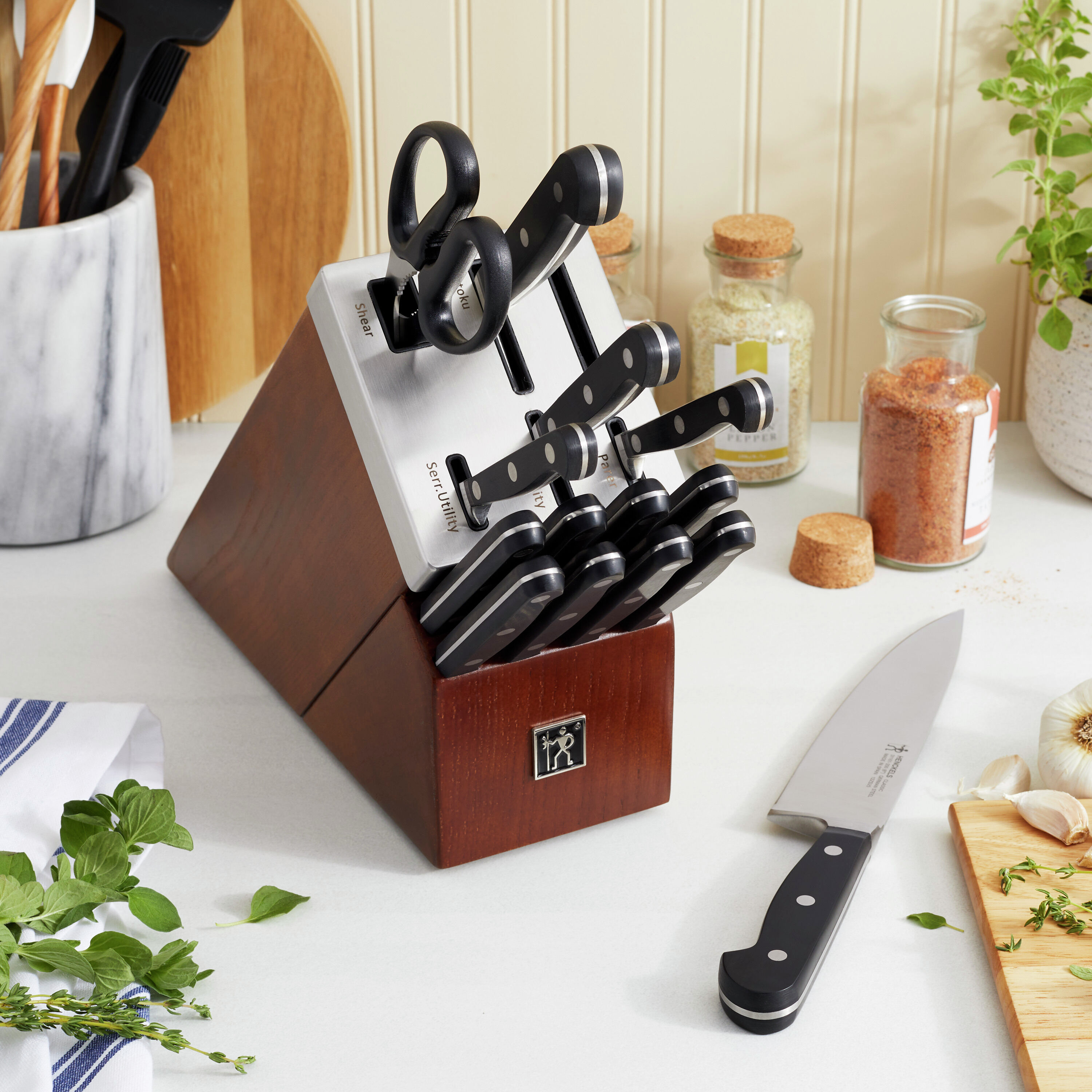 Classic 15-pc, Self-Sharpening Knife Block Set | Henckels US