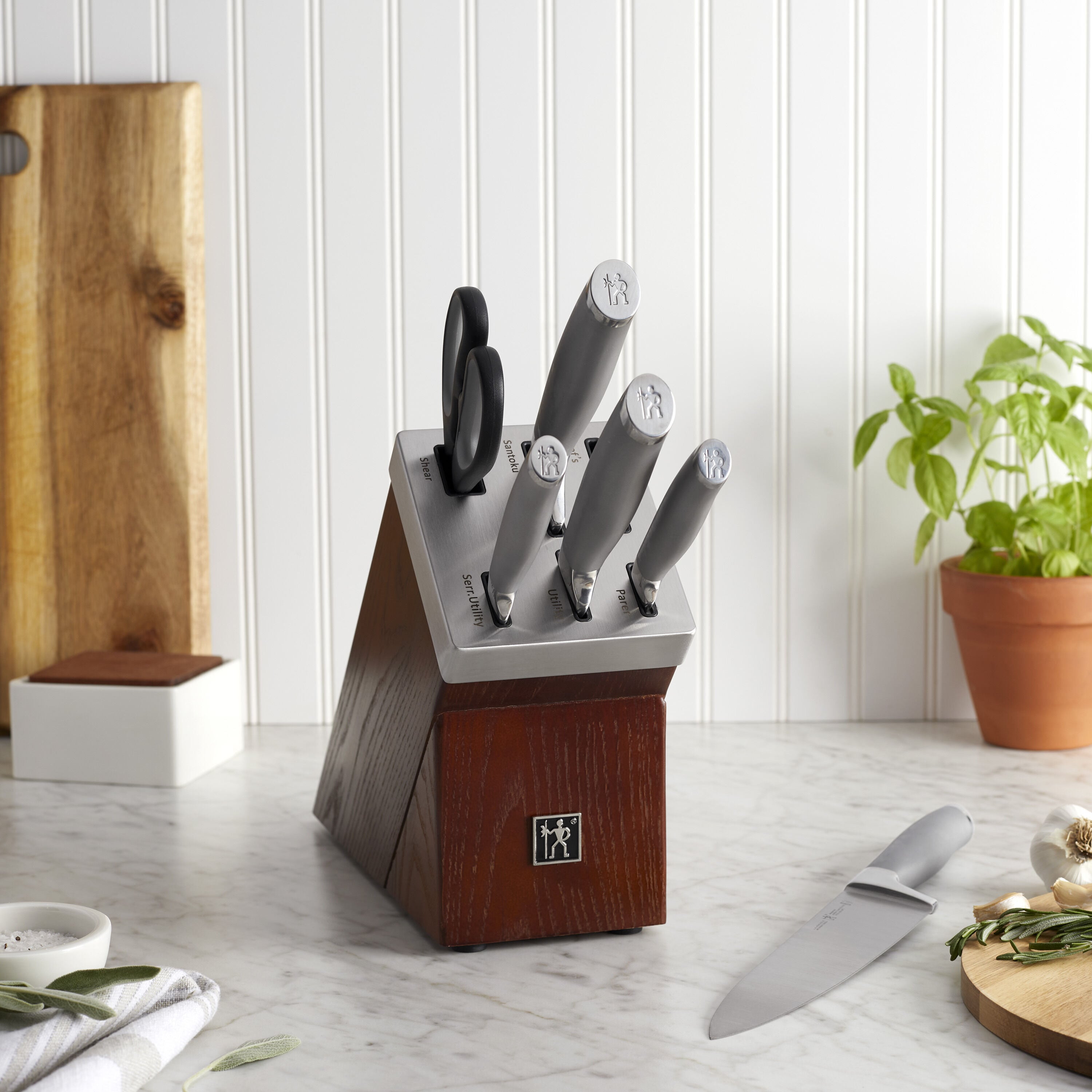 Modernist 7-pc, Self-Sharpening Knife Block Set | Henckels US