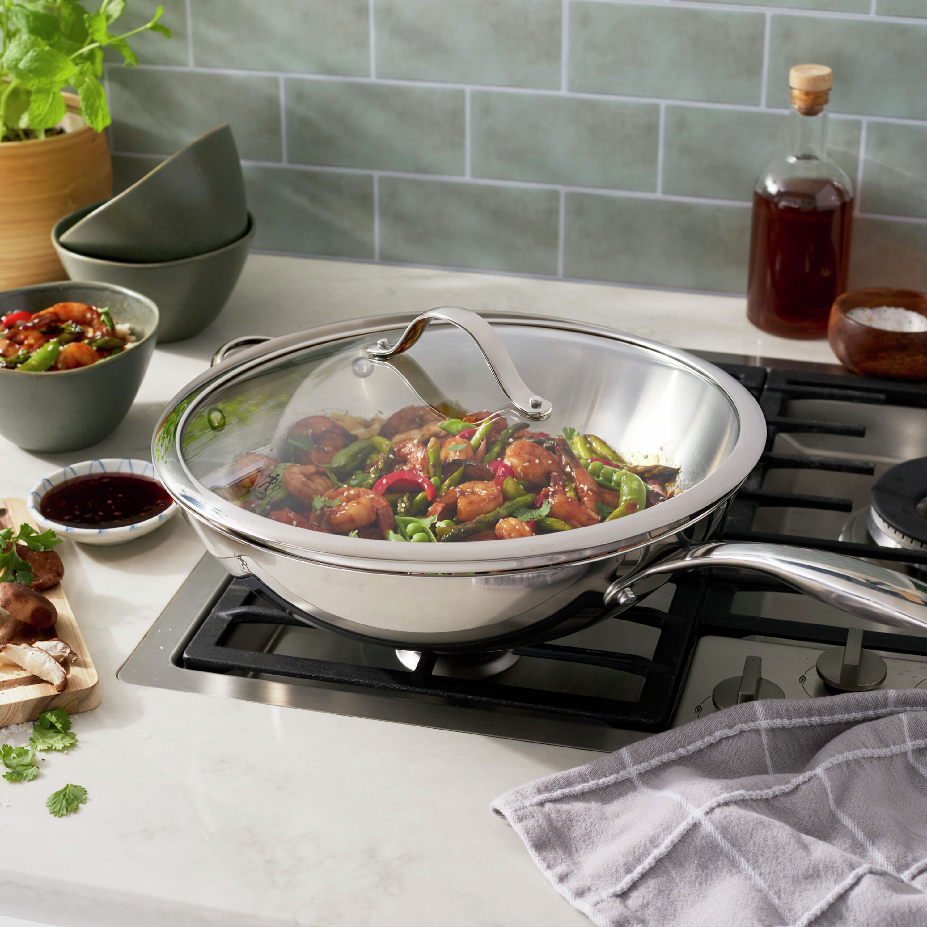 Aragon 12.5-inch, Stainless Steel, Wok With Lid, Silver | Henckels US